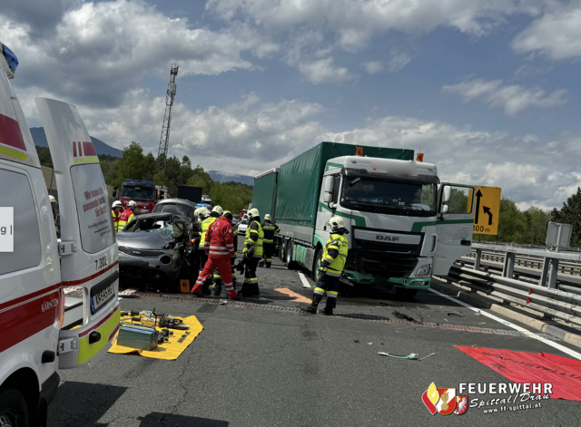 Einsatzkräfte wurden zu einem Verkehrsunfall auf der A10 alarmiert. | Foto: Feuerwehr Spittal an der Drau