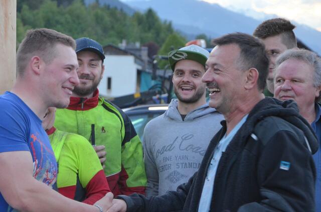 Obmann Gerhard Rosian überträgt Zechmeister Hubert Sagmeister jun. (li.) die Verantwortung für den Maibaum