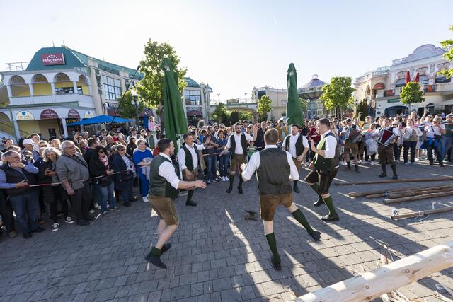 Das Maibaumaufstellen am Riesenradplatz wurde von Volksmusik und Schuhplatteln begleitet. | Foto: Bubu Dujmic