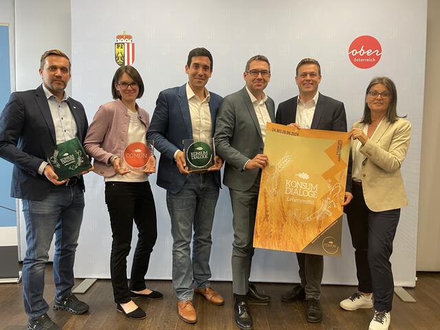Markus Lukas, Geflügelwirtschaft Österreich, Evelyn Zarfl, Nachhaltige Tierhaltung Österreich, Sebastian Bohrn Mena, Stiftung Común, Markus Vogl, Bürgermeister Steyr, Umwelt-Landesrat Stefan Kaineder und Gerlinde Armbruster, Bodenbündnis OÖ (v.l.n.r). | Foto: BRS