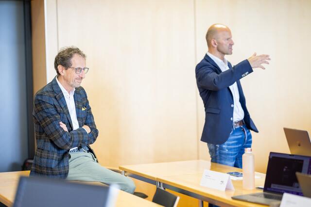 Im dritten Modul referierten die Tourismusexperten Hubert Siller (Leiter MCI Tourismus, r.) und Franz Tschiderer (MCI Tourismus). | Foto: © Verband der Tiroler Tourismusverbände / Lechner