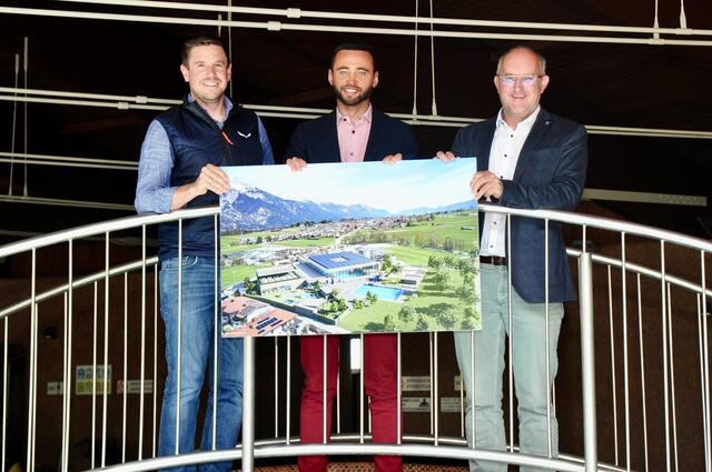 Bgm. Thomas Suitner, Vizebgm. Walter Mair (re.) und Geschäftsführer Michael Kirchmair präsentierten das Neubauprojekt. | Foto: Hassl