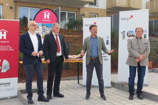In Hof bei Salzburg wurden in der Sportsplatzstraße  17 neue geförderte Wohnungen übergeben. Im Bild: Karl-Heinz Rossmann (Hillebrand Bau), Felix Müller (BWSG) Landesrat Martin Zauner und Bürgermeister Thomas Ließ (Hof). | Foto: Land Salzburg/Büro Zauner