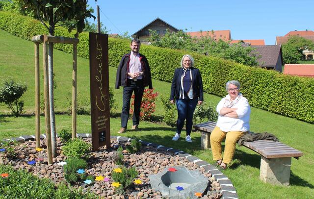Pfarrer Johannes Lang mit Barbara Wonisch und Maria Pieberl-Hatz (v.l.)  | Foto: Karl Lenz