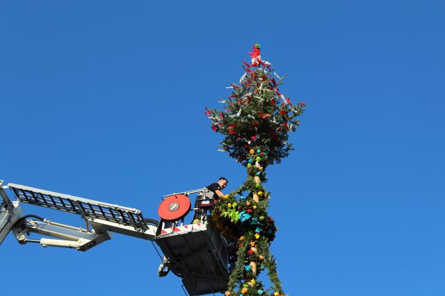 Mit dem Hubsteiger richtete die Feuerwehr noch einen Kranz, der sich beim Aufstellen verfangen hatte.  | Foto: Ulrike Plank
