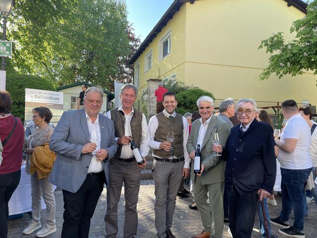 Weinbauverein Feldkirchen Ossiacher See-Obmann Rupert Ofer (Mitte) freut sich mit Kollegen über das große Interesse am regionalen Wein. | Foto: MeinBezirk.at