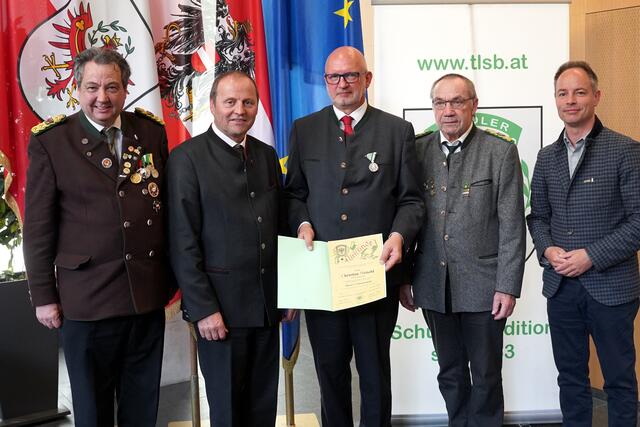 V.l.n.r.:
LOSM a.D. Andreas Hauser
LH-Stellvertreter Josef Geisler
Christian Meischl (SG Lans)
LOSM NÖ Franz Obermann 
Vizebgm. IBK Markus Lassenberger | Foto: Christian Kramer / TLSB