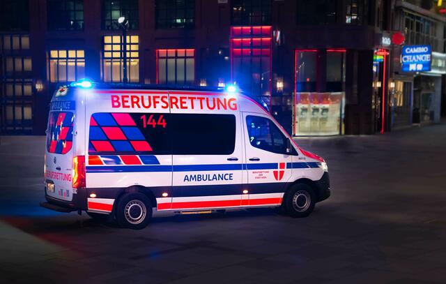 Die Berufsrettung Wien brachte die verletzten Personen in ein Spital. | Foto: Berufsrettung Wien