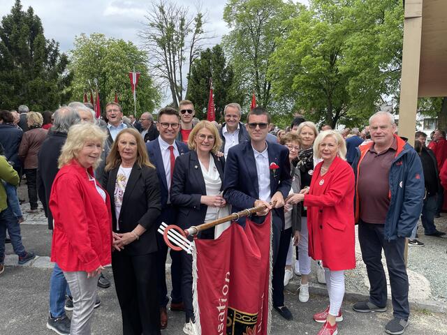 Zu teils in rot gekleidet feierten die BesucherInnen den 1. Mai.