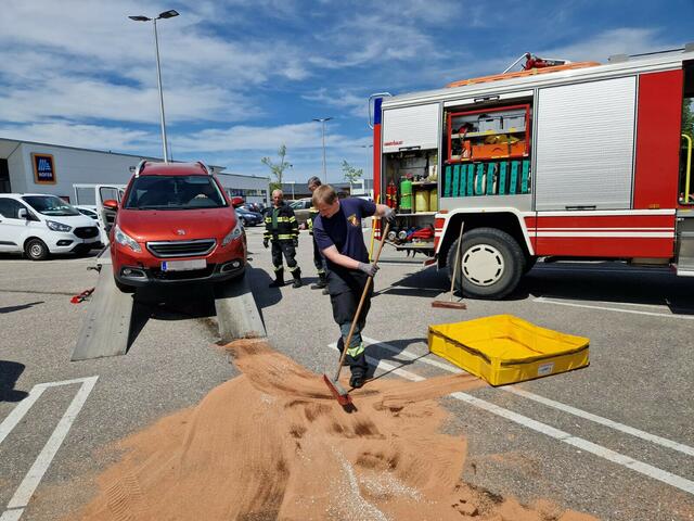 Feuerwehreinsatz: Feuerwehrfrau verhindert Umweltgefahr mit Tupperboxen