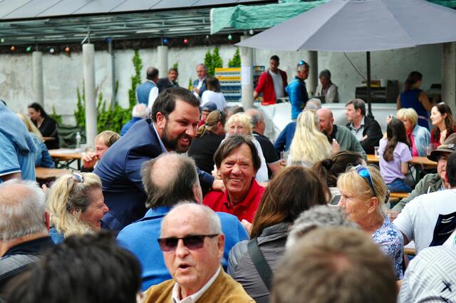 So schaut's aus, wenn "der Schorsch" am 1. Mai in die Menge seiner Fans eintaucht.