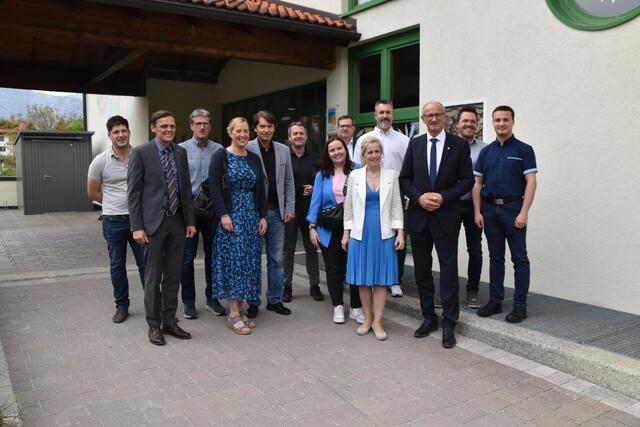Der Tulfer Gemeinderat mit Bgm. Martin Wegscheider, Schulleiterin Daniela Arnold, Kindergartenleiterin Elisabeth Fischer beim Besuch von LH Anton Mattle vor der VS Tulfes. | Foto: Kendlbacher
