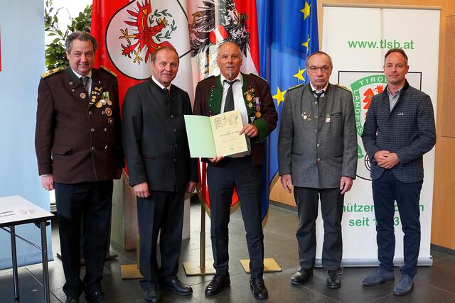 V.l.n.r.:
LOSM a.D. Andreas Hauser
LH-Stellvertreter Josef Geisler
Bernhard Wild (SG Mieders)
LOSM NÖ Franz Obermann 
Vizebgm. IBK Markus Lassenberger | Foto: Christian Kramer / TLSB