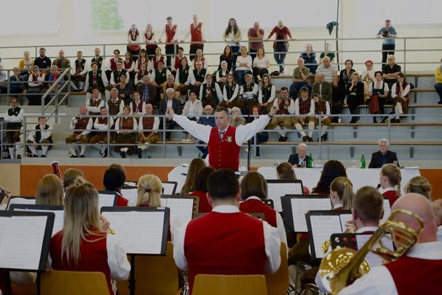 Bei der Konzertwertung in der Stadthalle Fehring, der sich 18 Musikkapellen stellten, war höchste Konzentration gefordert. | Foto: Gloria Neumeister