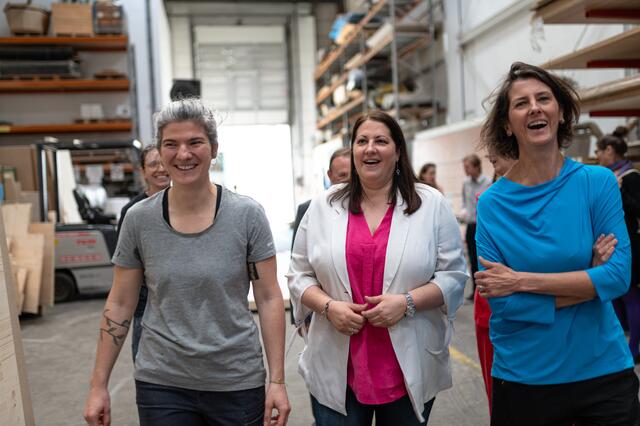 Gute Stimmung bei der Führung durch den Betrieb.  | Foto: Karin Gruber