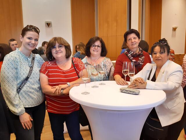 Obfrau der Stadtgruppe Wolkersdorf Barbara Litzka (li.) vor der Veranstaltung.