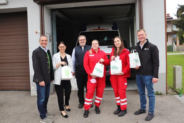 Matthias Perstling, Fabienne Hatzl, Gerhard Herunter und Michael Konrad brachten für 
Emina Fischeneder, Lena Reinstrom und ihre RK-Kollegen am Staatsfeiertag ein Frühstück. 
 | Foto: Edith Ertl