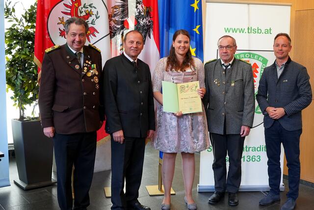 V.l.n.r.:
LOSM a.D. Andreas Hauser
LH-Stellvertreter Josef Geisler
Bianca Weihrauter (SG Ellbögen)
LOSM NÖ Franz Obermann 
Vizebgm. IBK Markus Lassenberger | Foto: Christian Kramer / TLSB