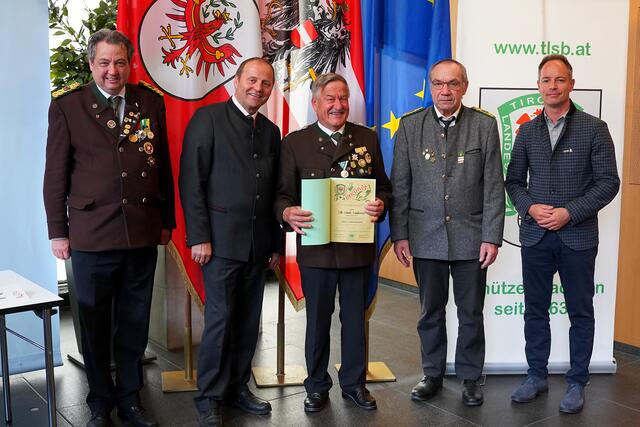 
V.l.n.r.:
LOSM a.D. Andreas Hauser
LH-Stellvertreter Josef Geisler
Alois Auderer (SG Imst)
LOSM NÖ Franz Obermann 
Vizebgm. IBK Markus Lassenberger
 | Foto: Christian Kramer / TLSB