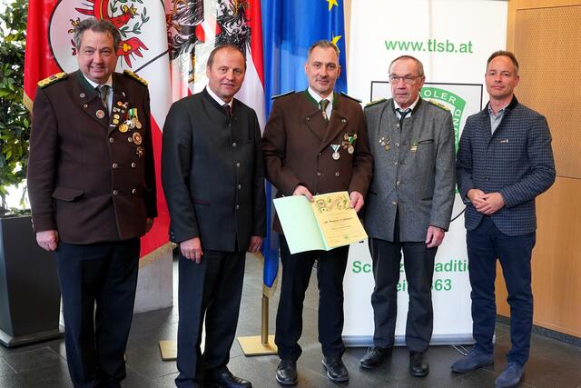 V.l.n.r.:
LOSM a.D. Andreas Hauser
LH-Stellvertreter Josef Geisler
Thomas Waldauer (SG Ellbögen)
LOSM NÖ Franz Obermann 
Vizebgm. IBK Markus Lassenberger | Foto: Christian Kramer / TLSB