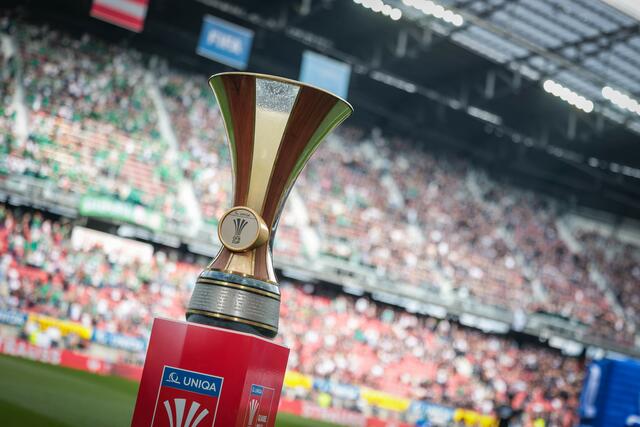 Cheftrainer Christian Ilzer und Co nehmen die begehrte Trophäe wieder mit in die Steiermark. | Foto: GEPA