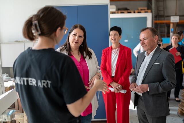 Großes Interesse an der Arbeit der beiden Mitarbeiterinnen.  | Foto: Karin Gruber