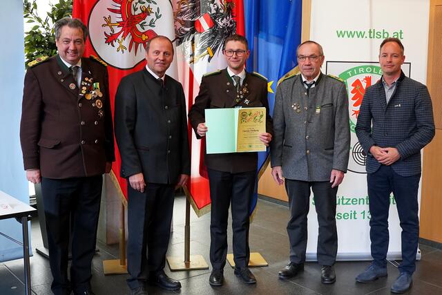 
V.l.n.r.:
LOSM a.D. Andreas Hauser
LH-Stellvertreter Josef Geisler
Florian Pfefferle (SG Imst)
LOSM NÖ Franz Obermann 
Vizebgm. IBK Markus Lassenberger
 | Foto: Christian Kramer / TLSB