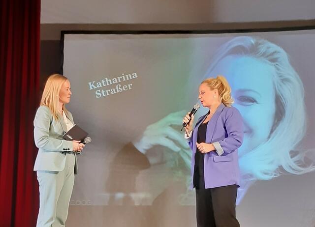 "Welt der Frauen" Chefredakteurin Sabine Kronberger im Gespräch mit Schauspielerin Katharina Straßer.