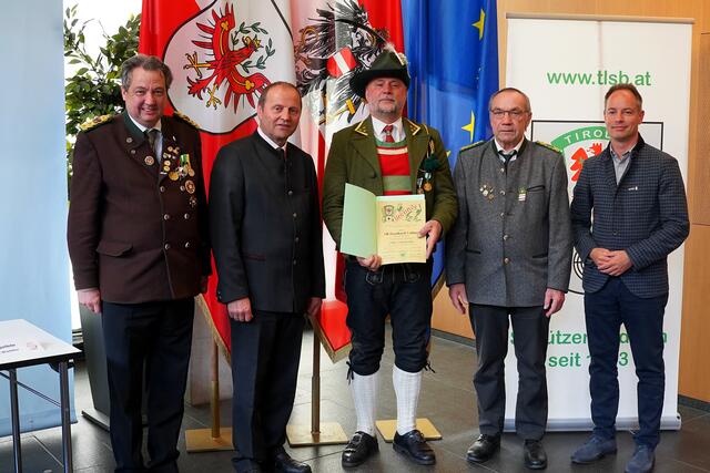 
V.l.n.r.:
LOSM a.D. Andreas Hauser
LH-Stellvertreter Josef Geisler
Bernhard Leitner (SG Haiming)
LOSM NÖ Franz Obermann 
Vizebgm. IBK Markus Lassenberger
 | Foto: Christian Kramer / TLSB