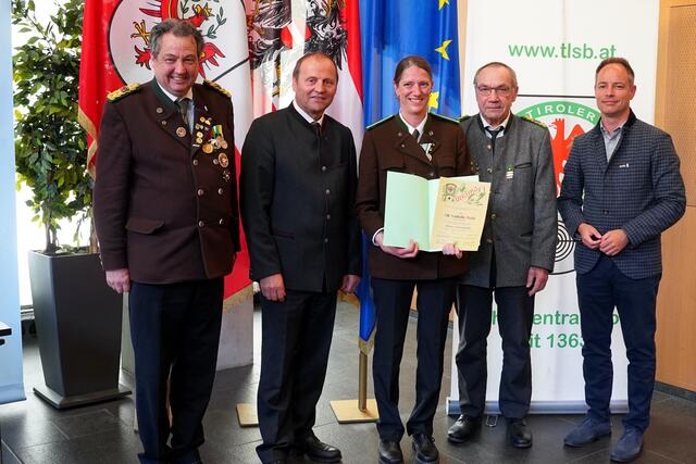 
V.l.n.r.:
LOSM a.D. Andreas Hauser
LH-Stellvertreter Josef Geisler
Nathalie Rizzi (SG Imst)
LOSM NÖ Franz Obermann 
Vizebgm. IBK Markus Lassenberger
 | Foto: Christian Kramer / TLSB