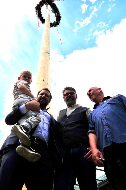 Der Maibaum ist in Götzens nicht zum Klettern da – er gehört aber zu jeder Maifeier dazu.
