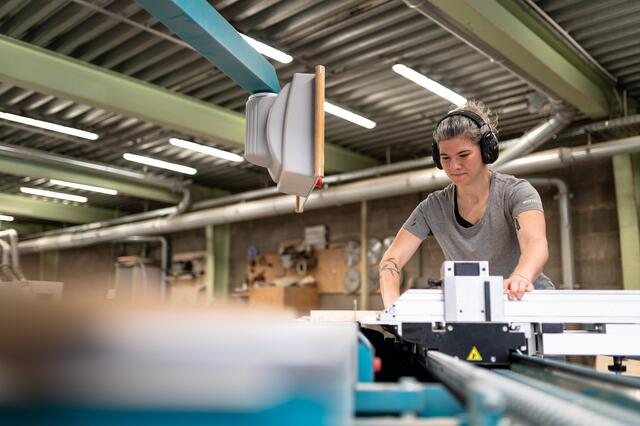 Die beiden Frauen haben bei Winter Artservice eine Tischlerlehre absolviert. In dem Betrieb kann man aber auch eine Lehre zur Tischlereitechnik machen.  | Foto: Karin Gruber