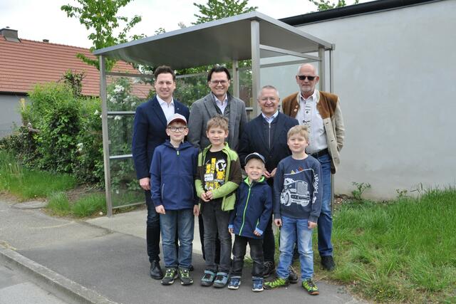 v.l.n.r. LAbg. Bernhard Heinreichsberger, Bgm. Bernhard Heinl, Vize-Bgm. Eduard Sanda, GR Josef
Ott mit Kindern aus Mitterndorf | Foto: Marktgemeinde Michelhausen