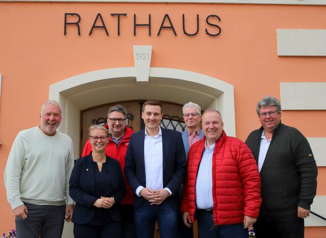 GGR Manfred Bichler, Bgm. Marion Török, GGR Jürgen Steindl, LR Sven Hergovich, GGR Peter Weibold, Vzbgm. Johann Horst Scheed und BGF Günther Franz vor dem alten Eingang zum Rathaus. | Foto: SPÖ Tulln