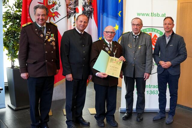 
V.l.n.r.:
LOSM a.D. Andreas Hauser
LH-Stellvertreter Josef Geisler
Anton Tamerle (SG Nassereith)
LOSM NÖ Franz Obermann 
Vizebgm. IBK Markus Lassenberger
 | Foto: Christian Kramer / TLSB