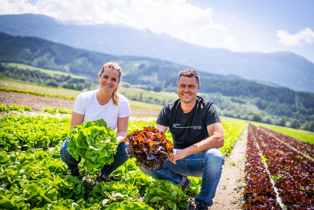 SPAR-Geschäftsführerin Patricia Sepetavc schätzt die Zusammenarbeit mit regionalen Produzenten, wie Anton Giner aus Thaur, sehr.  | Foto: SPAR