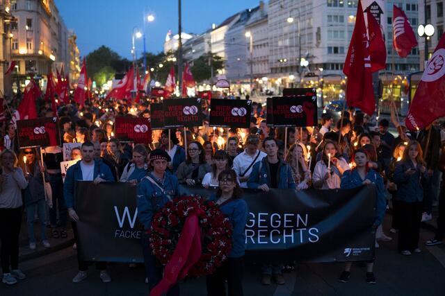 Der Fackelzug der SJ Wien stand heuer unter dem Motto "Wien gegen Rechts". | Foto: SJÖ