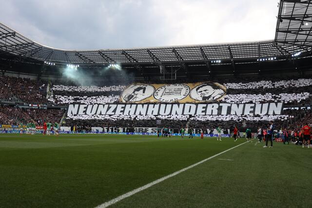 Schwarz-weiße Wand bei der Jubiläumschoreografie zum 115. Geburtstag des Sportklubs Sturm | Foto: GEPA