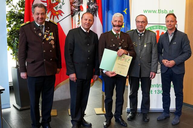 
V.l.n.r.:
LOSM a.D. Andreas Hauser
LH-Stellvertreter Josef Geisler
Friedl Engensteiner (SG Imst)
LOSM NÖ Franz Obermann 
Vizebgm. IBK Markus Lassenberger
 | Foto: Christian Kramer / TLSB