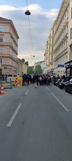 Über 200 Menschen versammelten sich vor dem geräumten Haus.  | Foto: Philippa Kaufmann/RMW