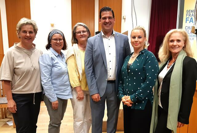 Ein Abend mit ganz vielen Frauen für Bürgermeister Dominik Litzka: Anna Rosenberger, Gerlinde Mauerer, Veronika Strobl, Katharina Straßer und Sabine Hilbert.