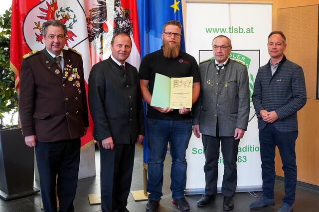 V.l.n.r.:
LOSM a.D. Andreas Hauser
LH-Stellvertreter Josef Geisler
Dominik Reimair (SG Ellbögen)
LOSM NÖ Franz Obermann 
Vizebgm. IBK Markus Lassenberger | Foto: Christian Kramer / TLSB