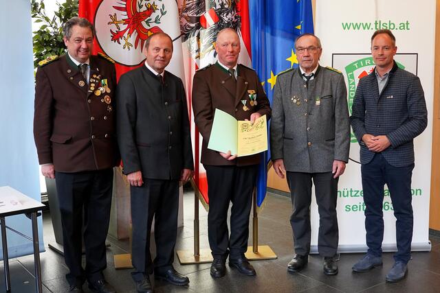 V.l.n.r.:
LOSM a.D. Andreas Hauser
LH-Stellvertreter Josef Geisler
Thomas Hutter (SG Ellbögen)
LOSM NÖ Franz Obermann 
Vizebgm. IBK Markus Lassenberger | Foto: Christian Kramer / TLSB