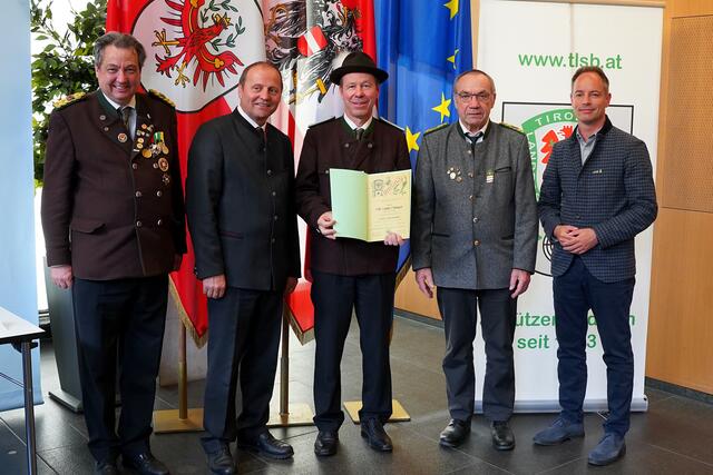 
V.l.n.r.:
LOSM a.D. Andreas Hauser
LH-Stellvertreter Josef Geisler
Guido Flunger (SG Haiming)
LOSM NÖ Franz Obermann 
Vizebgm. IBK Markus Lassenberger
 | Foto: Christian Kramer / TLSB