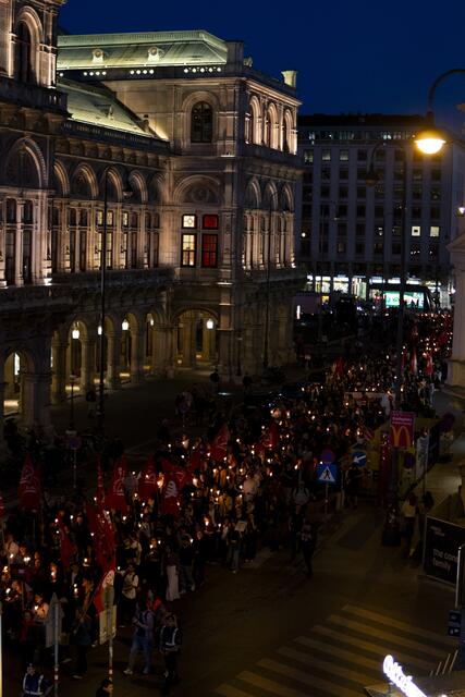 Mehrere tausend Menschen setzten unter dem Motto "Wien gegen Rechts" ein Zeichen. | Foto: SJÖ
