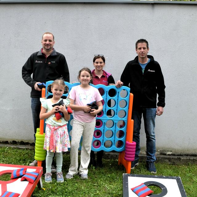 Vertreter der SPÖ-Unterorganisation "Kinderfreunde" mit Kindern