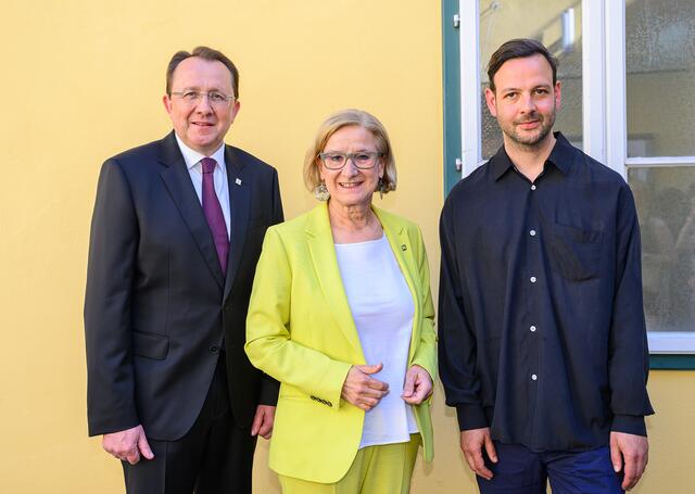 Landeshauptfrau Johanna Mikl-Leitner und Bürgermeister Matthias Stadler mit dem kuratorischen Leiter der Tangente, Tarun Kade. | Foto: NLK Burchhart