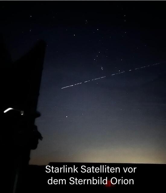 Starlink Satelliten in einer Sternenprozession. Aufnahme mit Handy | Foto: Günter Kleinschuster