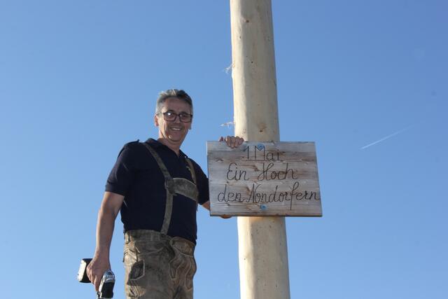 FF-Kommandant HBI Christian Traschl befestigte die Tafel am Baum. | Foto: Walter Kellner