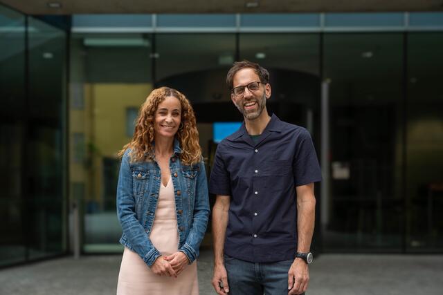 LRin Pawlata mit dem neuen Kinder- und Jugendanwalt Lukas Trentini. | Foto: © Land Tirol/Järvinen